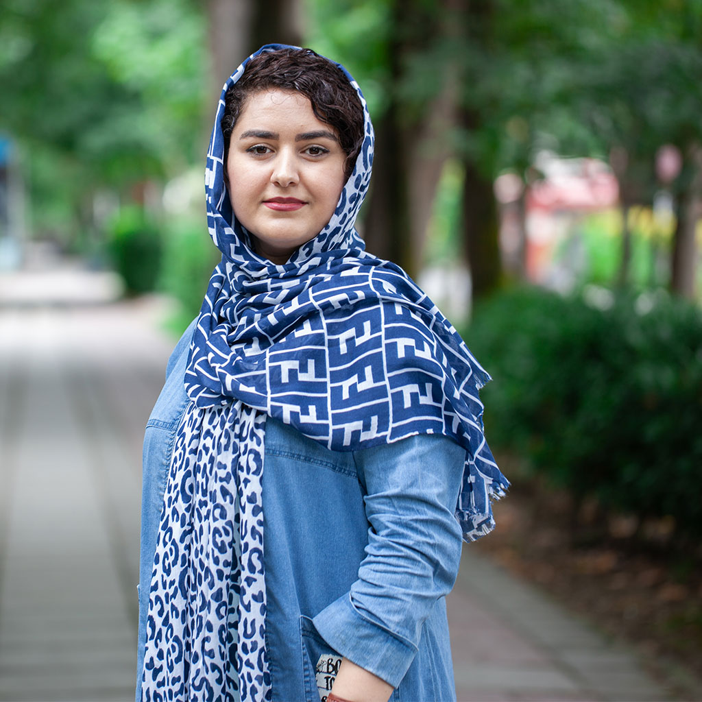 خرید عمده شال زنانه سورمه ای سفید طرح پلنگی و فندی