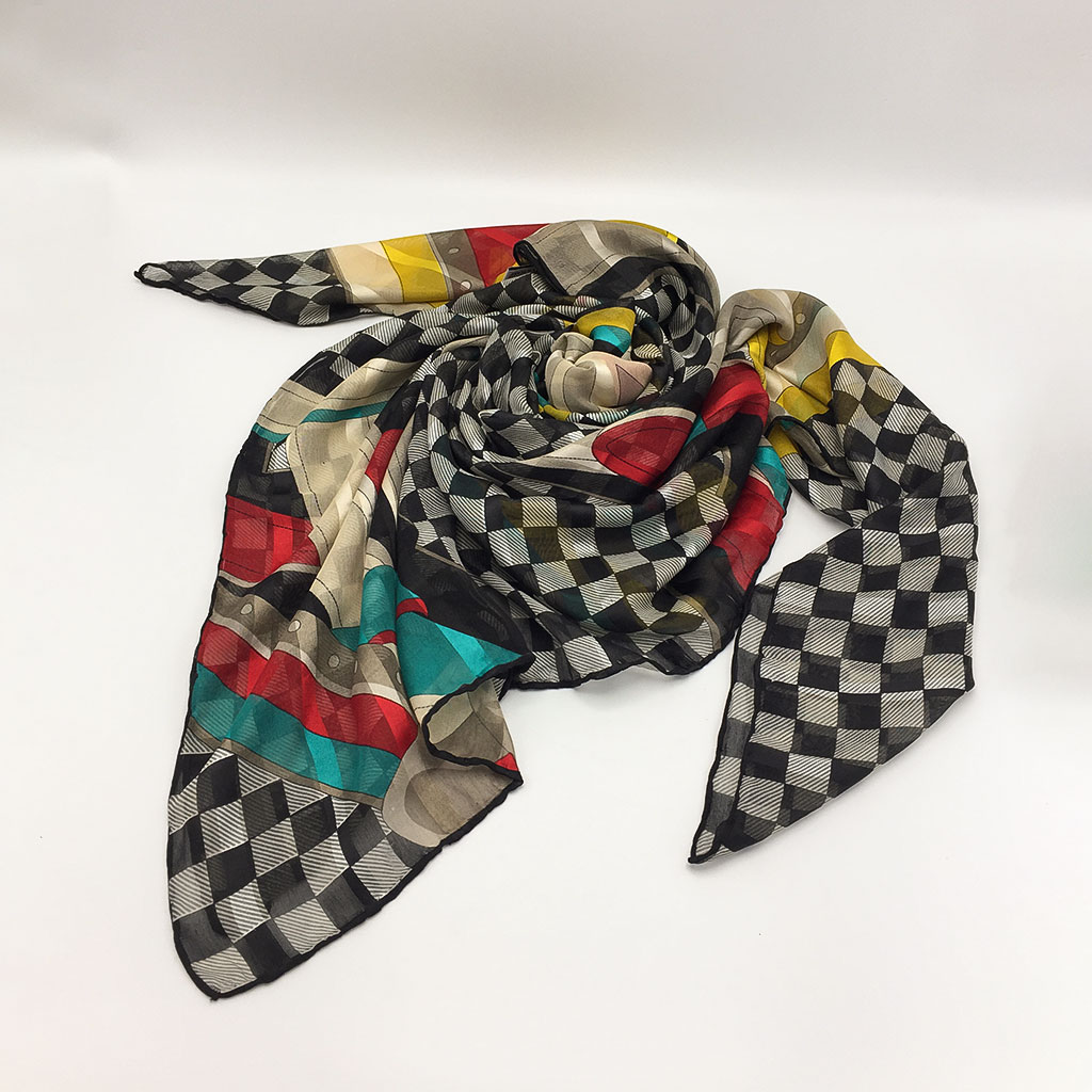 خرید عمده روسری چهارخونه سفید مشکی با طرح LV