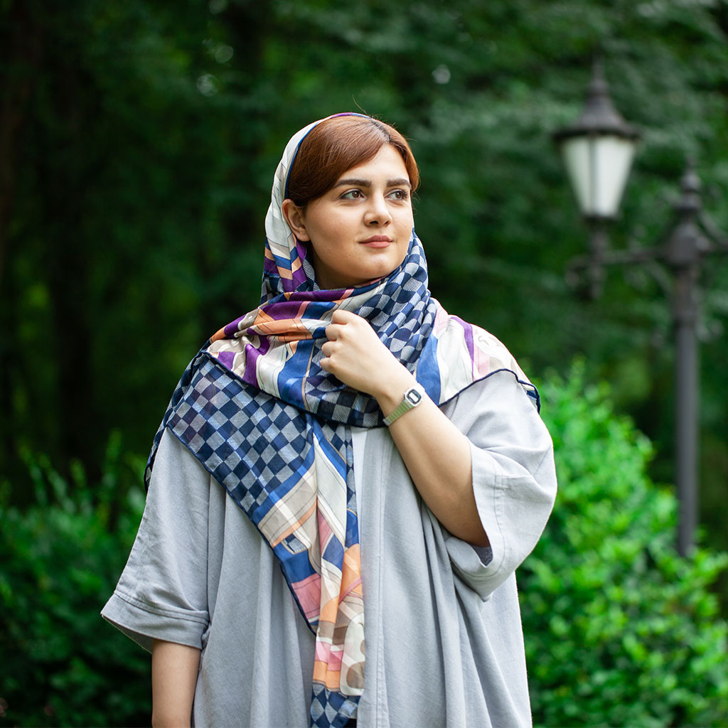 خرید عمده روسری چهار خونه آبی سفید با طرح LV