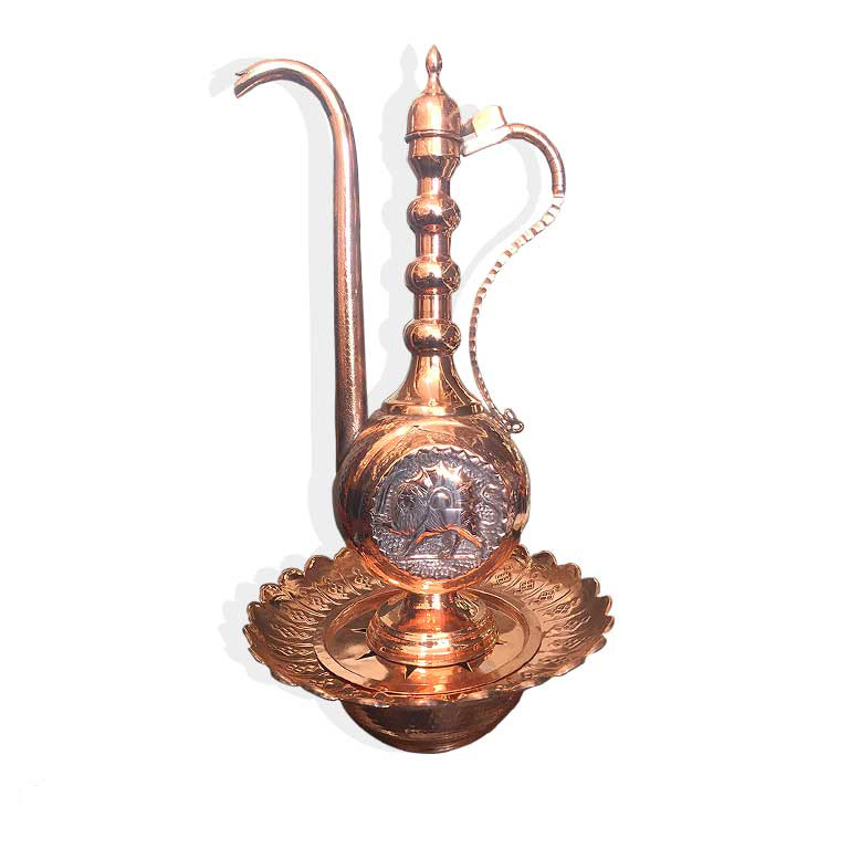 خرید عمده آفتابه لگن مسی طرح شیر و خورشید قلم زنی سایز 50*28*28 برند صبا مس