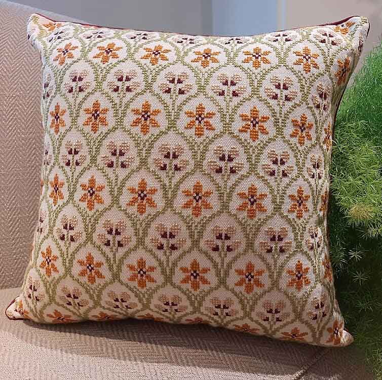 خرید عمده کوسن سوزندوزی طرح گل های نارنجی 